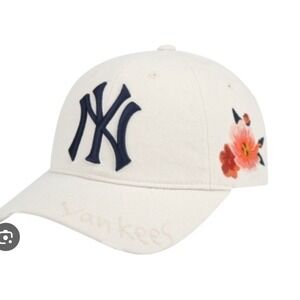 MLB New York Yankees Floral Distressed Cream Baseball Cap Clean  Up Womens NEW